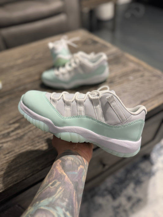Jordan 11s low Igloo (w)