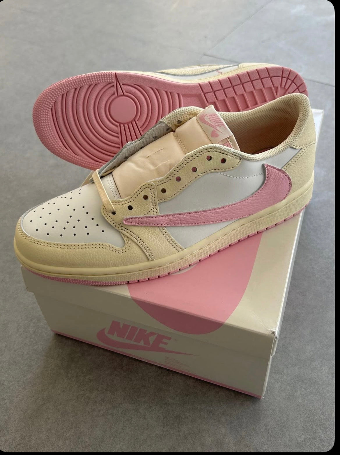Travis Scott Jordan 1 low “shy pink”